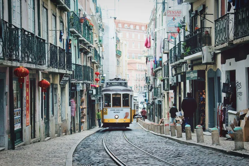 Elétrico amarelo de Lisboa — cidadania portuguesa para descendentes